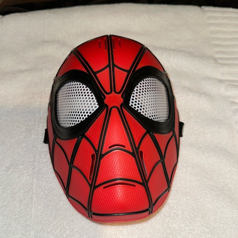 DISNEYPARKS MARVEL EXCLUSIVE- SPIDERMAN LIGHT UP BRAIN 😆 AND TALKING MASK